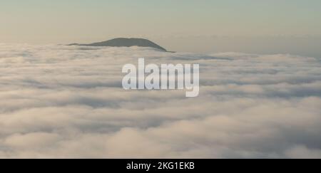 Backplate für CGI mit Sonnenaufgang über dem Wolken-Panorama Stockfoto