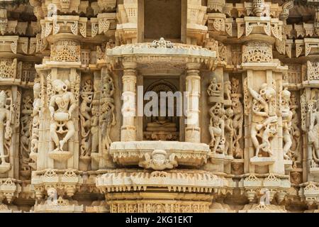 Skulptur von Mahavir Jain und Tänzern auf dem Ranakpur Tempel, Rajasthan, Indien. Stockfoto