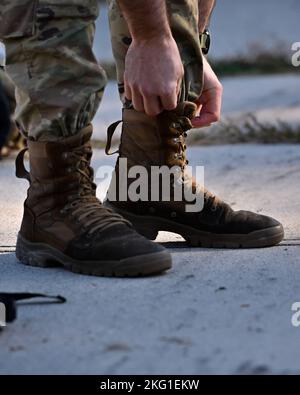 Ein Soldat der US-Armee, der der Sustainment Brigade 77. zugewiesen wurde, bereitet sich auf die zweite Hälfte des Marsches der Operation Blind man auf der Joint Base McGuire-Dix-Lakehurst, N.J., am 22. Oktober 2022 vor. 39 Soldaten nahmen an dem 25 Meilen langen Ruck march Teil, um Soldaten die Möglichkeit zu geben, sich selbst herauszufordern, Kameradschaft innerhalb der Einheit aufzubauen und die allgemeine Moral zu stärken. Der marsch wurde nach Johannes von Luxemburg benannt, der 1346 in der Schlacht von Crécy starb, nachdem er ein Jahrzehnt lang blind gewesen war. Stockfoto