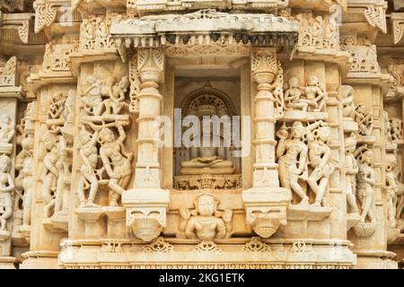 Skulptur von Lord Mahavir und Tänzern auf Chaturmukha Mandir, Ranakpur Jain Temple, Rajasthan, Indien. Stockfoto