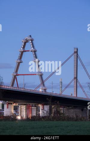 Baustelle der neuen Rheinbrücke der Autobahn A1 zwischen Köln und Leverkusen, der alten Brücke vor dem Mast des neuen bri Stockfoto