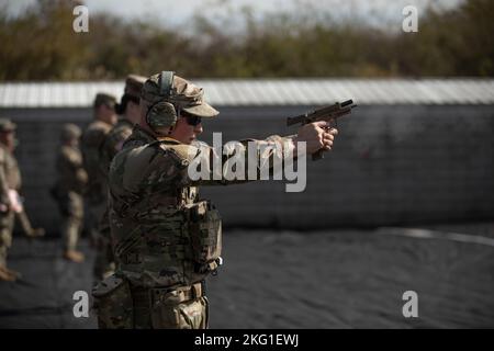 Staff-Sgt. Cody Rush, angehängt an C Co 2-151 INF BN, zeigt beim TAG-Match am 22. Oktober 2022 in Camp Atterbury, Indiana, die M9-Pistole handhaben. (Foto von Staff Sgt. Aaron Edwards, 120. AUFLAGE) die M17-Pistole wurde erstmals im ersten Quartal 2019 eingeführt und sollte das ältere Modell M9 ersetzen. Armee-Nationalgarde, M4, M9, Markmanship, Schießen, Tag Match, Stockfoto