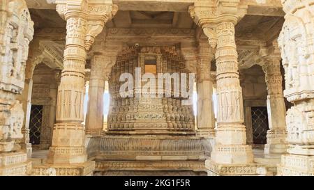 Zentrales Heiligtum, das vier Statuen von Adinath hat, jede Statue zeigt die vier Richtungen. Ranakpur Jain Temple, Rajasthan, Indien. Stockfoto