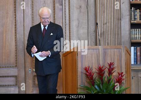 König Carl XVI Gustaf überreicht den Preis des Jahres von König Carl XVI Gustaf (S.M Konung Carl XVI Gustafs pris Arets Nybyggare) in Stockholm, Schweden, N. Stockfoto