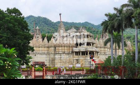 INDIEN, RAJASTHAN, RANAKPUR, 2022. Juli, Anhänger am Ranakpur Jain Tempel, Blick vom Parshwanath Tempel Stockfoto