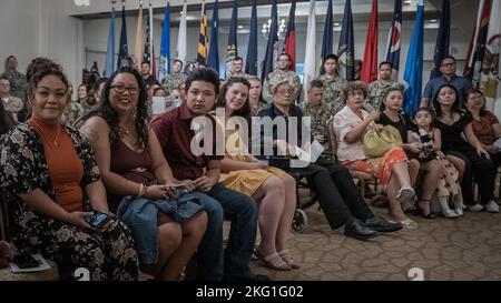 MARINESTÜTZPUNKT GUAM (OKT 24, 2022) Matrosen, Zivilisten und Militärfamilien versammelten sich, um während einer Festungszeremonie an Bord des US-Marinestützpunktes Guam (NBG) in Nimitz Hill am 21. Oktober die Einweihung mehrerer der neuesten kleinlichen Offiziere der Region zu erleben. Die 13 neu angehefteten Häupter repräsentierten die folgenden Kommandos: - NBG - Kommandant, Joint Region Marianas - Naval Hospital Guam - 30. Naval Construction Regiment - Naval Mobile Construction Bataillon 11 - Naval Recruiting Office Guam - Priority Management Office - Naval Munitions Command East Asia Division Unit Guam A Stockfoto