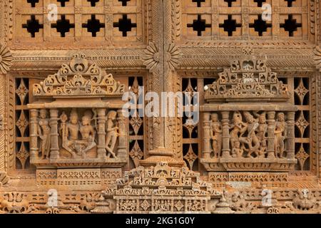 Skulptur von Lord Shiva und Parvati auf dem SAS Bahu oder Sahastra Bahu Tempel. Erbaut während der 10. Jahrhundert Hindu-Tempel, Nagdam Rajasthan, Indien. Stockfoto