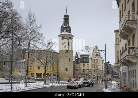 21. November 2022, Sachsen-Anhalt, Halle (Saale): An diesem Standort in Hansering wurde im Dezember 2019 ein Fußgängerring von einem Auto getroffen und tödlich verletzt. Der Fahrer, der jetzt 22 Jahre alt ist, hat dann einen Hit-and-Run begangen. Das Berufungsverfahren fand nun vor dem Landgericht Halle statt. Foto: Heiko Rebsch/dpa Stockfoto