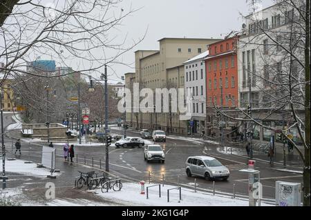 21. November 2022, Sachsen-Anhalt, Halle (Saale): An diesem Standort in Hansering wurde im Dezember 2019 ein Fußgängerring von einem Auto getroffen und tödlich verletzt. Der Fahrer, der jetzt 22 Jahre alt ist, hat dann einen Hit-and-Run begangen. Das Berufungsverfahren fand nun vor dem Landgericht Halle statt. Foto: Heiko Rebsch/dpa Stockfoto