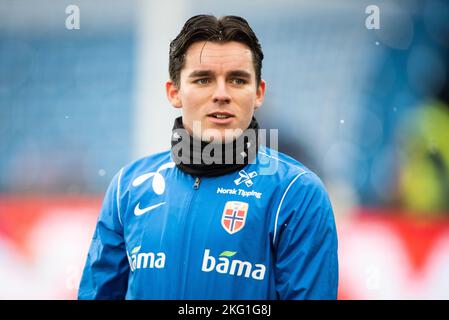 Oslo, Norwegen. 20.. November 2022. Hugo Vetlesen aus Norwegen wärmt sich vor dem Fußballfreundschaftsspiel zwischen Norwegen und Finnland im Ullevaal Stadion in Oslo auf. (Foto: Gonzales Photo/Alamy Live News Stockfoto