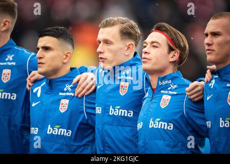 Oslo, Norwegen. 20.. November 2022. Die norwegischen Spieler stehen für das Fußballfreundschaftsspiel zwischen Norwegen und Finnland im Ullevaal Stadion in Oslo an. (Foto: Gonzales Photo/Alamy Live News Stockfoto