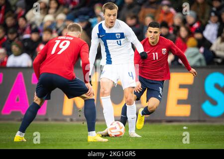 Oslo, Norwegen. 20.. November 2022. Robert Ivanov (4) aus Finnland beim Fußballfreundschaftsspiel zwischen Norwegen und Finnland im Ullevaal Stadion in Oslo. (Foto: Gonzales Photo/Alamy Live News Stockfoto