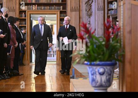 König Carl XVI Gustaf überreicht den Preis des Jahres von König Carl XVI Gustaf (S.M Konung Carl XVI Gustafs pris Arets Nybyggare) in Stockholm, Schweden, N. Stockfoto