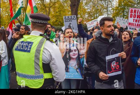 London, Großbritannien. 19.. November 2022. Ein Polizeibeamter hält die Demonstranten zurück. Demonstranten versammelten sich vor der iranischen Botschaft und forderten Gerechtigkeit für Mahsa Amini und andere Opfer, einen Regimewechsel und Freiheit für den Iran. Stockfoto