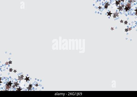 Rahmen aus silbernen Sternen und Kristallen Konfetti auf blauem Hintergrund. Leuchtendes Konzept mit Kopierraum. Stockfoto