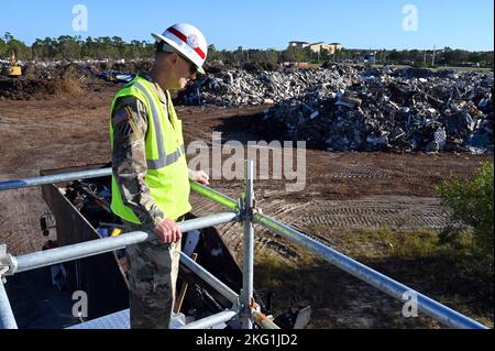 Col. Brian Hallberg, USACE, das „Orkane Ian Recovery Office“ und der Befehlshaber des Norfolk District, überwacht die Mission „Murane Ian Debris“ an einem temporären Sammelpunkt südlich von Fort Myers, Florida, am 23. Oktober. USACE unterstützt die FEMA und den Bundesstaat Florida bei ihren Bemühungen, die Trümmer des Unheil des Unheil von Unheil Ian zu verwalten, indem sie als technische Trümmerbeobachter dient. Zusätzlich zu der Trümmermission unterstützt USACE aktiv die Wiederaufbaubemühungen in anderen Bereichen, einschließlich Operation Blue Roof, Infrastrukturbewertungen und provisorischer Wohnungen. Stockfoto