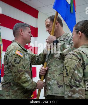 Maj. Brandon Trama erhält die Farben des Hauptquartiers und der Hauptquartiersablösung von Maj. General Marty Klein, kommandierender General, 75. Innovation Command, während einer Befehlswechselzeremonie auf der Ellington Field Joint Reserve Base in Houston, 23. Oktober 2022. Maj. Christopher Allen gab während der Zeremonie das Kommando auf. Stockfoto