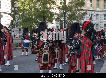 Die Southern Highlanders Pipes & Drums Band versammelte sich am Whitehall Court und bereitete die jährliche Kriegswitwenparade vor. London, England, Großbritannien Stockfoto