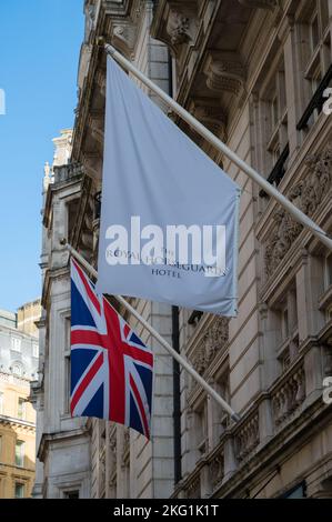 Union Jack Flagge und Namensschild über dem Eingang zum Royal Horseguards Hotel. Whitehall Court, London, England, Großbritannien Stockfoto