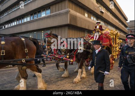 Lord Mayor von Londons State Coach in der Prozession für die Lord Mayors Show 2022. Queen Victoria Street, City of London, England, Großbritannien Stockfoto