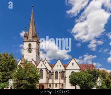 Die lutherische Kathedrale Santa Maria (Biserica Evanghelica din Sibiu) ist mit ihrem massiven 73 m hohen Kirchturm die berühmteste Kirche im gotischen Stil in Sibiu, Stockfoto