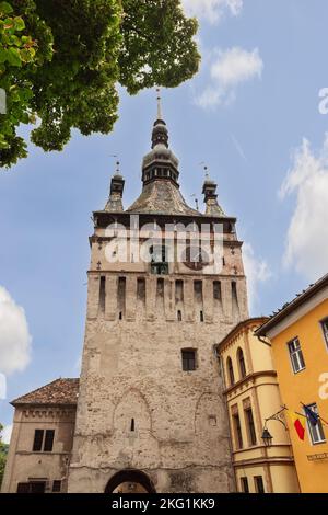 Was diesen Uhrenturm von Sighisoara (Turnul Cu CEAS) einzigartig im ganzen Land macht, ist seine Uhr mit Marionetten im Inneren. Siebenbürgen, Rumänien (vertikal pho Stockfoto