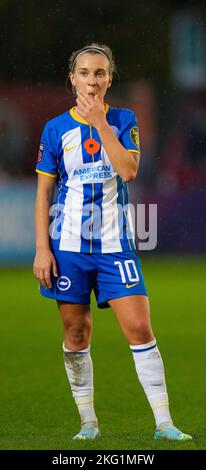 Crawley, Großbritannien. 20.. November 2022. Crawley, England, November 20. 2022: Julia Zigiotti (10 Brighton) während des Barclays Womens Super League Fußballspiels zwischen Brighton und Liverpool im Broadfield Stadium in Crawley, England. (James Whitehead/SPP) Quelle: SPP Sport Press Foto. /Alamy Live News Stockfoto