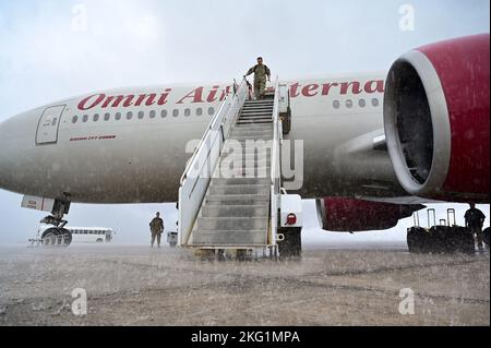 Flieger des Bombenflügels 28. kommen bei schlechtem Wetter auf der Andersen Air Force Base, Guam, an, um am 16. Oktober 2022 an einer Bomber Task Force Mission teilzunehmen. Diese Missionen sollen die Fähigkeit der Pacific Air Force demonstrieren, jeden Einfluss oder jede Aggression von Gegnern oder Konkurrenten abzuschrecken, zu leugnen und zu beherrschen. Stockfoto