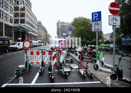 Berlin, Deutschland. 21.. November 2022. Parkplätze für Fahrräder und Roller sind in der neuen Fahrradspur in der Charlottenstraße zwischen unter den Linden und der Leipziger Straße markiert. Auf dem Straßenabschnitt beim Gendarmenmarkt weisen Markierungen, Schilder und Piktogramme darauf hin, dass der Kraftfahrzeugverkehr künftig nur noch für Anwohner zugelassen wird. Quelle: Bernd von Jutrczenka/dpa/Alamy Live News Stockfoto