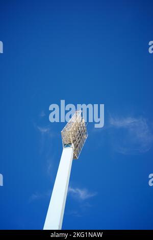 Stadionbeleuchtung mit blauem Himmel in Zaragoza, Spanien. Stockfoto