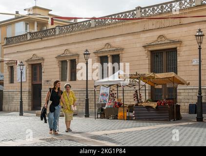 Inca, Spanien; 22 2022. oktober: Straßenstand mit Kastanienverkauf in der mallorquinischen Stadt Inca, Spanien Stockfoto