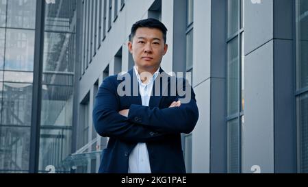 Porträt zuversichtlich starke Pose motiviert erfolgreiche 40s asiatische Mann Händler Unternehmer Geschäftsmann Chef Führer Arbeitgeber Kreuzung Hände posiert in der Nähe Stockfoto