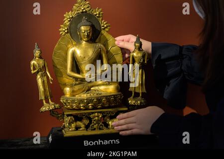 21. November 2022, Hongkong, Hongkong SAR, China: Hongkong, China: 21. November 2022. Bonhams chinesische Keramik und Kunstwerke Verkauf .Images of Devotion- Eine vergoldete Kupferlegierung Shakyamuni Buddha Triad. (Bild: © Jayne Russell/ZUMA Press Wire) Stockfoto