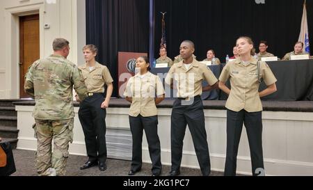 221024-N-LY580-1009 TROY, Ala. (Okt 24, 2022) U.S. Army Sgt. 1. Klasse Mark J. Moors IV, militärwissenschaftlicher Ausbilder, Troy University Army ROTC, links, überreicht Befehlsmünzen an Benjamin Russell High School Navy Junior Reserve Officers Training Corps Cadets, Left-Right, Brennen Luke, Moncerrat Santiago, Da'Marious McNeal und Courtney Burgess für ihre außergewöhnliche Leistung während des Herbst Physical Fitness Tests. Stockfoto