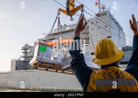 221024-N-TC847-1021 ADRIA (OKT 24, 2022) Mate Seaman Shawn Fenner von Bootsmann, der dem Lenkraketen-Kreuzer USS Leyte Gulf (CG 55) der Ticonderoga-Klasse zugewiesen wurde, signalisiert während der von der NATO geführten Wachsamkeit Neptune Strike 22,2 (NEST 22,2), 17. Oktober 2022, dem Flottennachfüller USNS William McLean (T-AKE 12). NEST 22,2 ist die natürliche Weiterentwicklung der Fähigkeit der NATO, die High-End-Fähigkeiten der maritimen Kriegsführung einer Trägerstreikgruppe zu integrieren, um die Verteidigung des Bündnisses in Europa zu unterstützen. Stockfoto