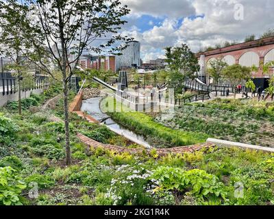 Mayfield Park, Manchester der erste Stadtpark wurde im September 22. 2022 als Teil des Getting Building Fund eröffnet. Der Park beherbergt jetzt 140 neue Bäume und Wildtiere, darunter Hummeln, Finken, Moorhen, Bachforellen und Mallard Ducks.der Park erhöht die Artenvielfalt, beinhaltet eine erhöhte Kohlenstoffbindung, größere Sturm- und Hochwasserresistenz, verbesserte Gesundheit und Glück der Menschen, die den Park nutzen, erhöhte Bestäubung und erhöhte Widerstandsfähigkeit gegen den Klimawandel durch Pflanzvielfalt. Bild garyroberts/worldwidefeatures.com Stockfoto