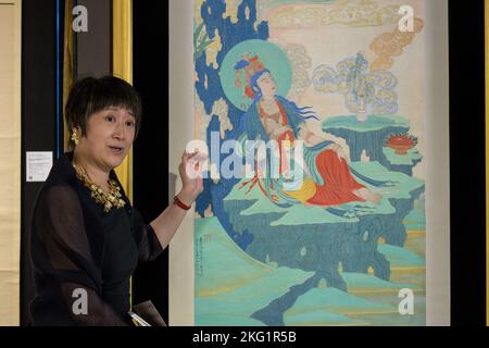 21. November 2022, Hongkong, Hongkong SAR, China: Hongkong, China: 21. November 2022. Bonhams Chinese Ceramics and Works of Art Sales .Iris Miao, Consulting Head of Chinese Painting for Bonhams, zeigt ''˜Water-Moon Guanine' von ZHANG DAQIAN (1899-1983).Geschätzter Preis HKD 10.000, 00-20.000.000 (Kreditbild: © Jayne Russell/ZUMA Press Wire) Stockfoto