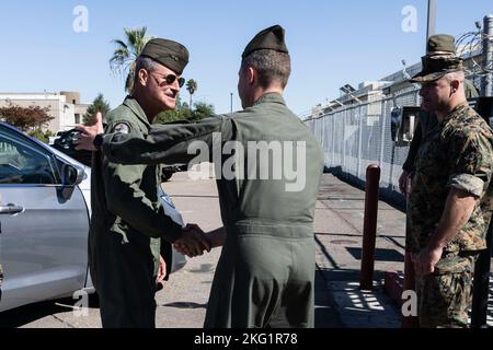 Marine Heavy Helicopter Squadron 465 Operations Officer Maj. Matthew Cunningham begrüßt 3. Marine Aircraft Wing mit General Maj. General Bradford J. Gering auf der Marine Corps Air Station Miramar, Kalifornien, 24. Oktober 2022. Gering besuchte die Einheit, um mit Marines zu interagieren und die kommenden drei gleichzeitigen Einsätze der Staffel in der Indo-Pazifik-Region zu besprechen. Gering stammt aus Smithtown, New York. Stockfoto