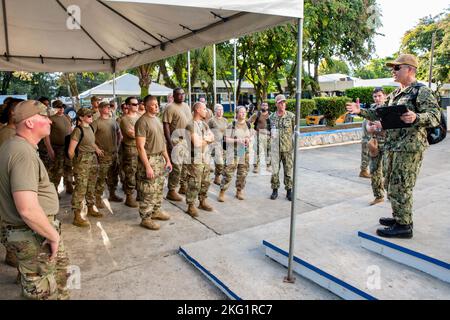 Der Kapitän der Marine Austin Parker führt am 24. Oktober 2022 in Puerto Barrios, Guatemala, eine Unterrisse von 188. und 189. Wing-Mitgliedern während der Fortsetzung von Promise 2022 durch. Die Mitglieder der Arkansas Air National Guard nehmen an der fortgesetzten Zusage 2022 Teil, Guatemala über das Partnerschaftsprogramm der US-Nationalgarde zu unterstützen, das Beziehungen zu Partnerländern entwickelt und gleichzeitig Unterstützung wie medizinische Versorgung und eine Erhöhung der Bereitschaft der USA und der Partnerkräfte bietet. Stockfoto