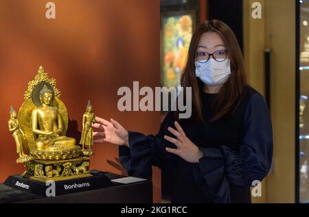 21. November 2022, Hongkong, Hongkong SAR, China: Hongkong, China: 21. November 2022. Bonhams chinesische Keramik und Kunstwerke Verkauf .Images of Devotion- Eine vergoldete Kupferlegierung Shakyamuni Buddha Triad. (Bild: © Jayne Russell/ZUMA Press Wire) Stockfoto