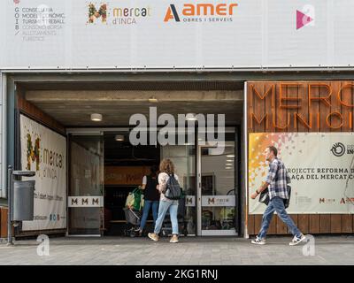 Inca, Spanien; oktober 22 2022: Hauptfassade des städtischen Marktes in der mallorquinischen Stadt Inca, Spanien Stockfoto