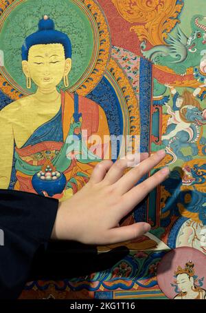 21. November 2022, Hongkong, Hongkong SAR, China: Hongkong, China: 21. November 2022. Bonhams chinesische Keramik und Kunstwerke Verkauf .Eine große Thangka von Shakyamuni Buddha. (Bild: © Jayne Russell/ZUMA Press Wire) Stockfoto