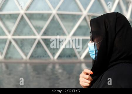 Silhouette muslimischer Frauen in schwarzem Abaya. Abu Dhabi. Stockfoto