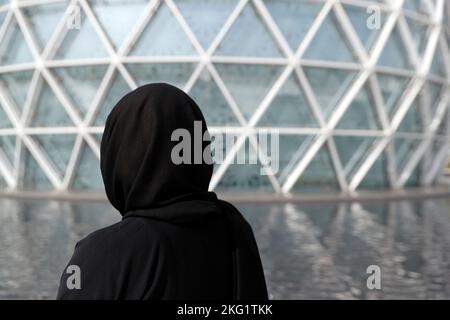 Silhouette muslimischer Frauen in schwarzem Abaya. Abu Dhabi. Stockfoto