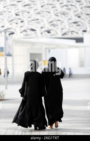 Silhouette muslimischer Frauen in schwarzem Abaya. Rückansicht. Abu Dhabi. Stockfoto