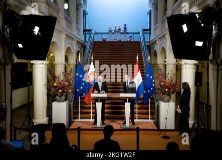 DEN HAAG - Premierminister Mark Rutte und sein slowakischer Kollege Eduard Heger während einer Pressekonferenz im Ministerium für Allgemeine Angelegenheiten. Im Mittelpunkt des Treffens stehen die Zusammenarbeit zwischen den Niederlanden und der Slowakei, der Krieg in der Ukraine und andere aktuelle europäische Themen, darunter Klima und Energie. ANP SEM VAN DER WAL niederlande Out - belgien Out Stockfoto