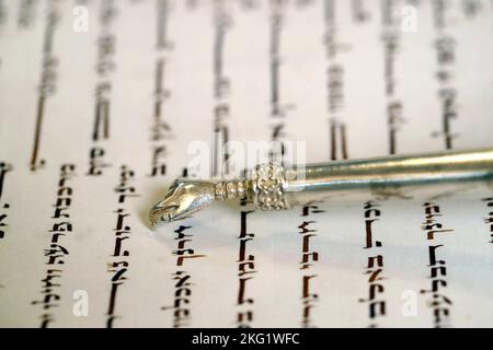 Nahaufnahme des traditionellen Torah-Buchs und des yad in der Synagoge. Tora-Lesung. Stockfoto