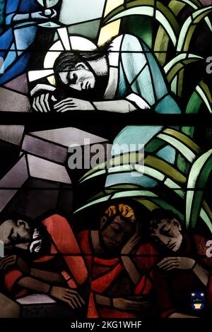 Jesus betet nach dem Letzten Abendmahl im Garten von Gethsemane, während die Jünger schlafen. Buntglasfenster. Schweiz. Stockfoto