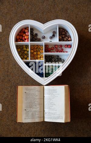 Katholische Kirche. Katechismus für Kinder. Unterrichtsmaterialien. Schweiz. Stockfoto