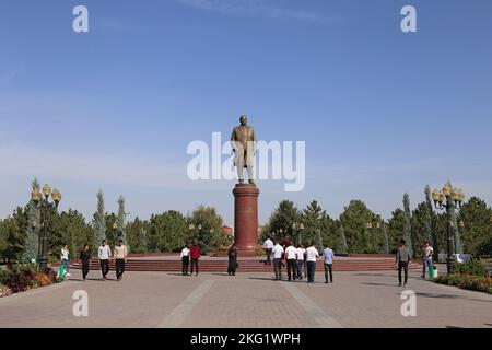 Statue des ehemaligen Präsidenten Islam Karimov (1938-2016), Rudaki-Platz, historisches Zentrum, Samarkand, Provinz Samarkand, Usbekistan, Zentralasien Stockfoto